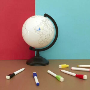 Avec ce globe à personnaliser, votre enfant sera incollable en géographie ! Disponible chez Tetard et nénuphar.